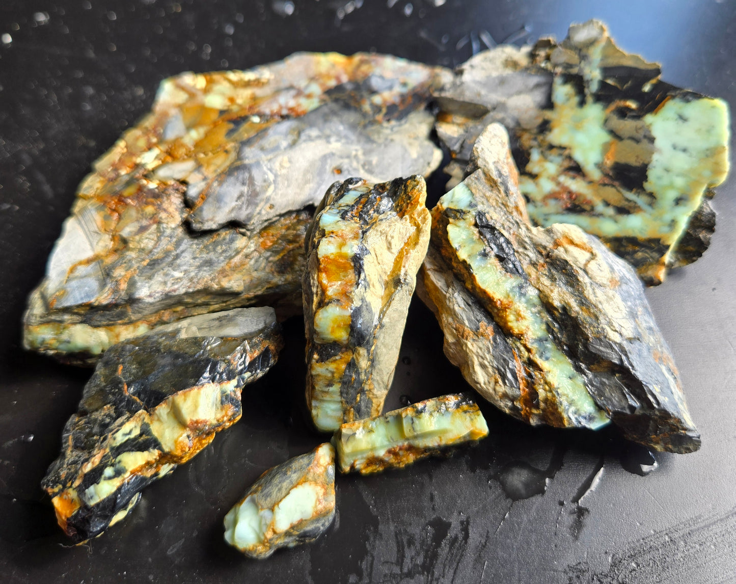 Aloe Variscite rough for cabbing - solid vein in matrix-448 grams - lot 1